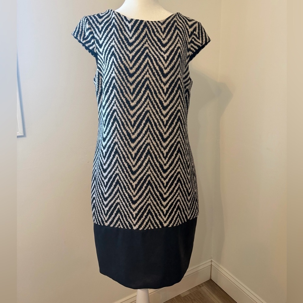 Muse Size 8 Black and White Chevron Print Cap Sleeve Dress